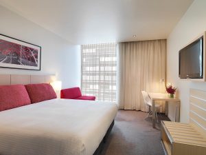 travelodge-docklands-melbourne-hotel-guest-room-king-2012