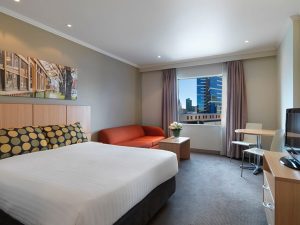 travelodge-southbank-melbourne-hotel-guest-room-queen-2014